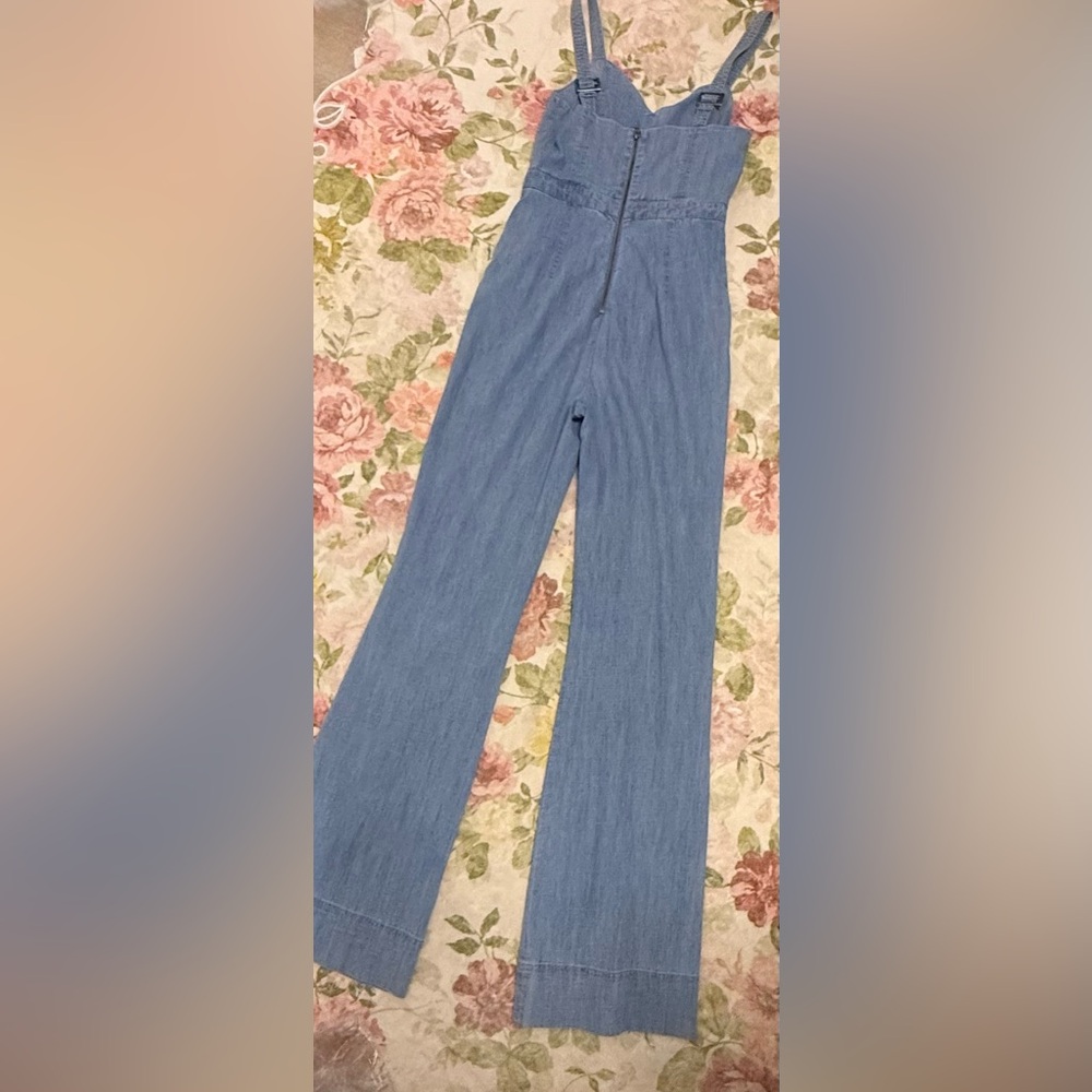 Alice + Olivia Linen Cristal Wide Leg Jumpsuit in Light Chambry - Picture 6 of 16